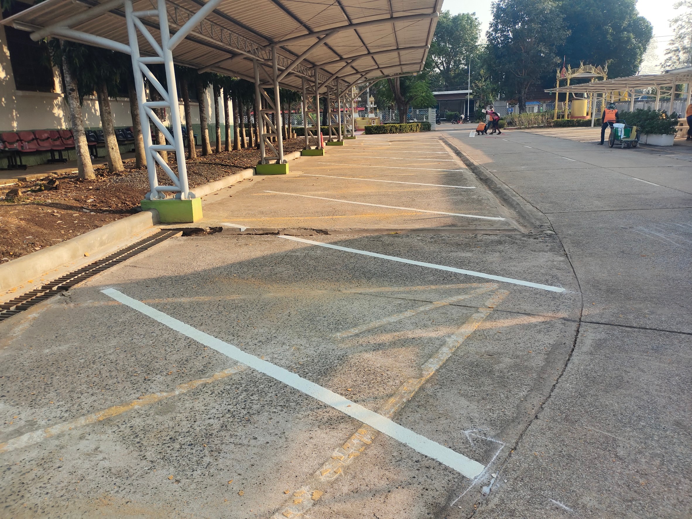 LINE_ALBUM_งานตีเส้นจอดรถ สำนักงานที่ดิน_250307_35.jpg