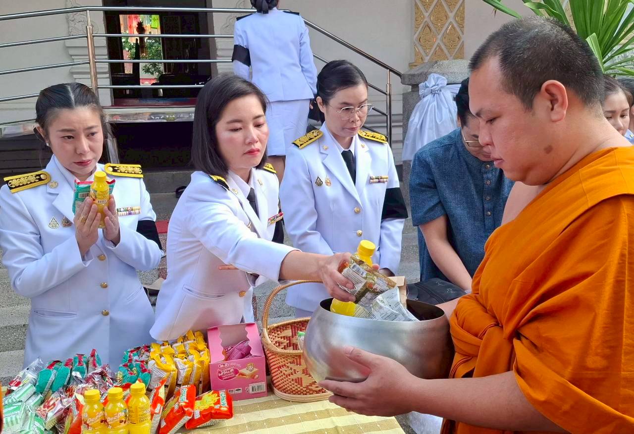 LINE_ALBUM_พิธีเจริญพระพุทธมนต์และตักบาตร 29-4-69_260429_13.jpg