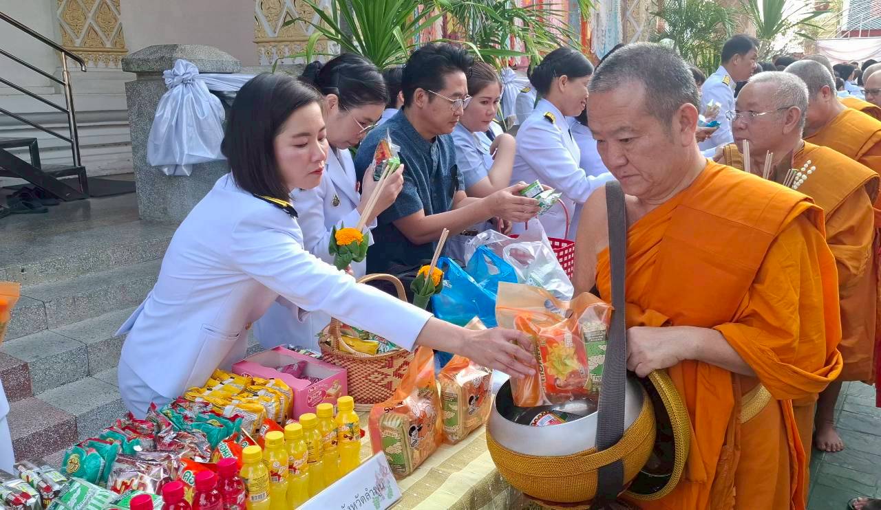 LINE_ALBUM_พิธีเจริญพระพุทธมนต์และตักบาตร 29-4-69_260429_16.jpg