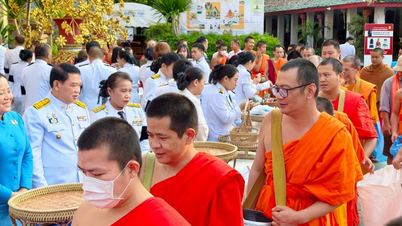LINE_ALBUM_พิธีเจริญพระพุทธมนต์และตักบาตร 29-4-69_260429_2.jpg