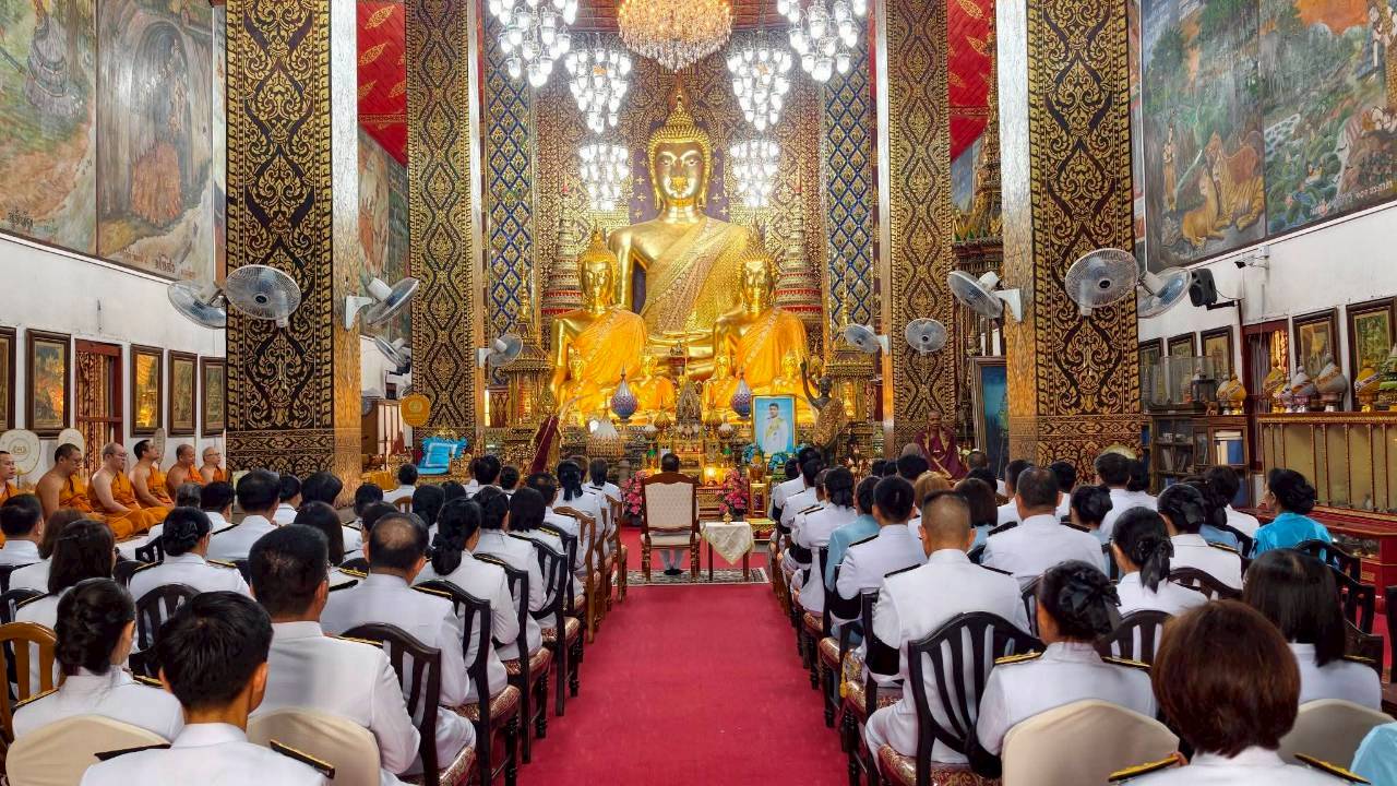 LINE_ALBUM_พิธีเจริญพระพุทธมนต์และตักบาตร 29-4-69_260429_6.jpg