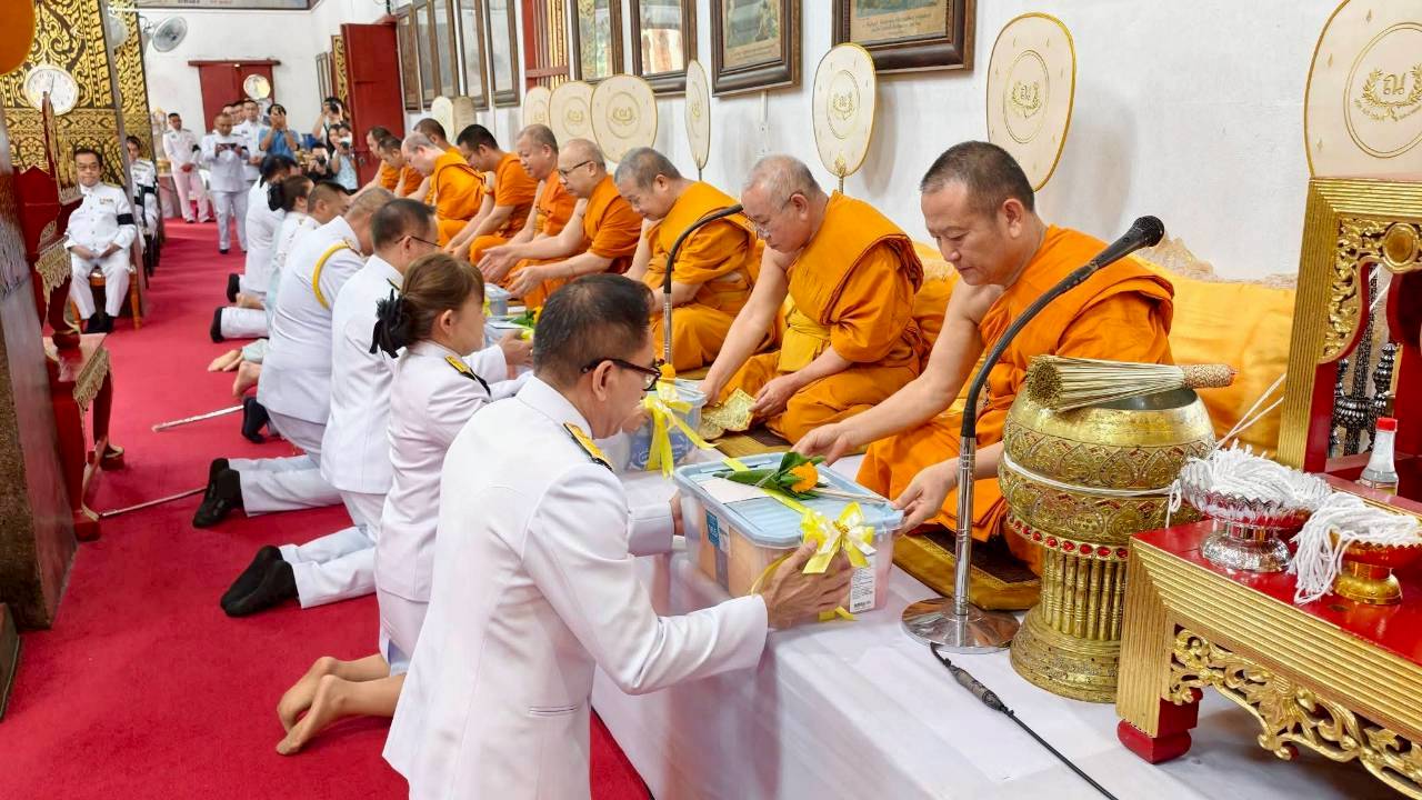 LINE_ALBUM_พิธีเจริญพระพุทธมนต์และตักบาตร 29-4-69_260429_7.jpg