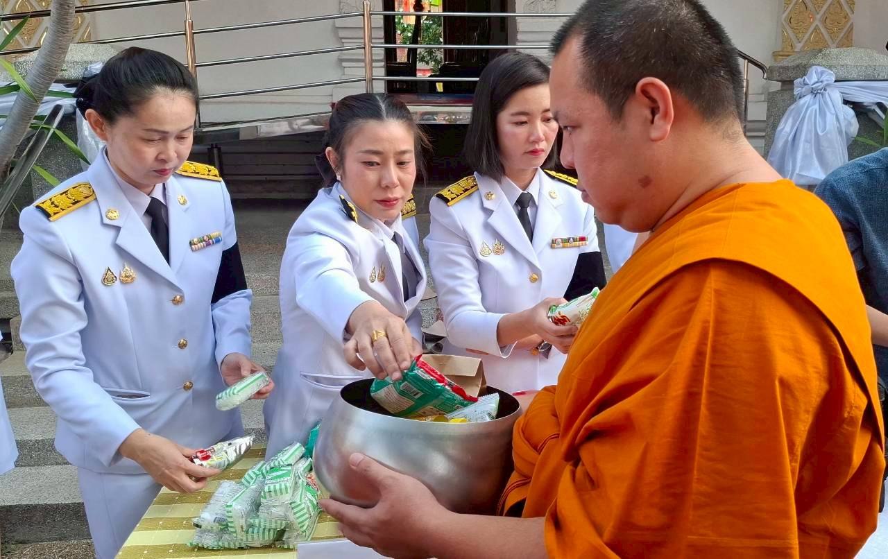 LINE_ALBUM_พิธีเจริญพระพุทธมนต์และตักบาตร 29-4-69_260429_10.jpg