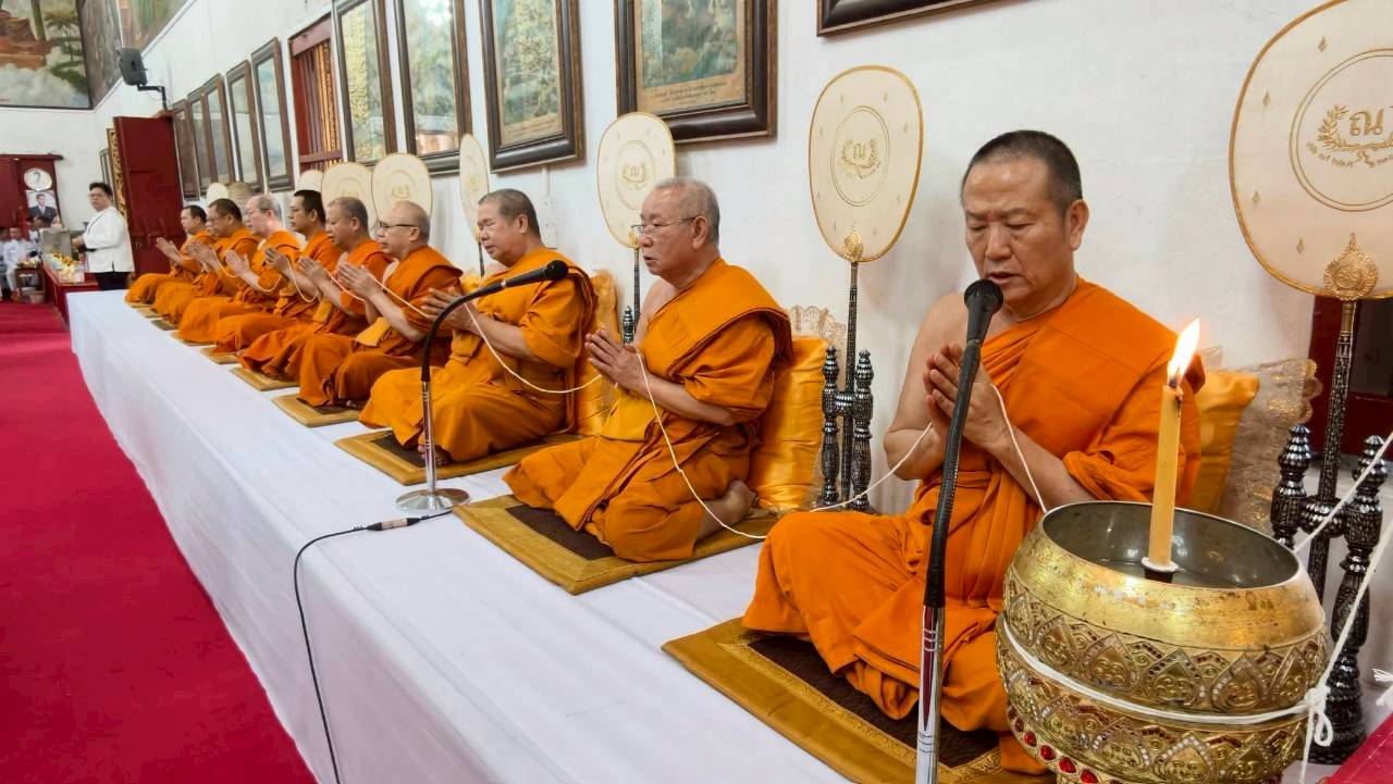 LINE_ALBUM_พิธีเจริญพระพุทธมนต์และตักบาตร 29-4-69_260429_4.jpg