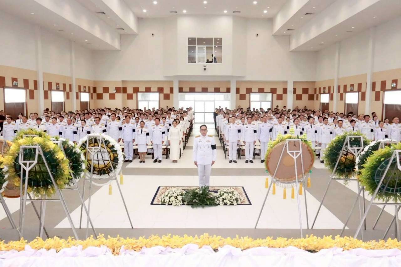 LINE_ALBUM_พิธีวางพวงมาลาวันคล้ายวันสวรรคต ร.8_260609_3.jpg