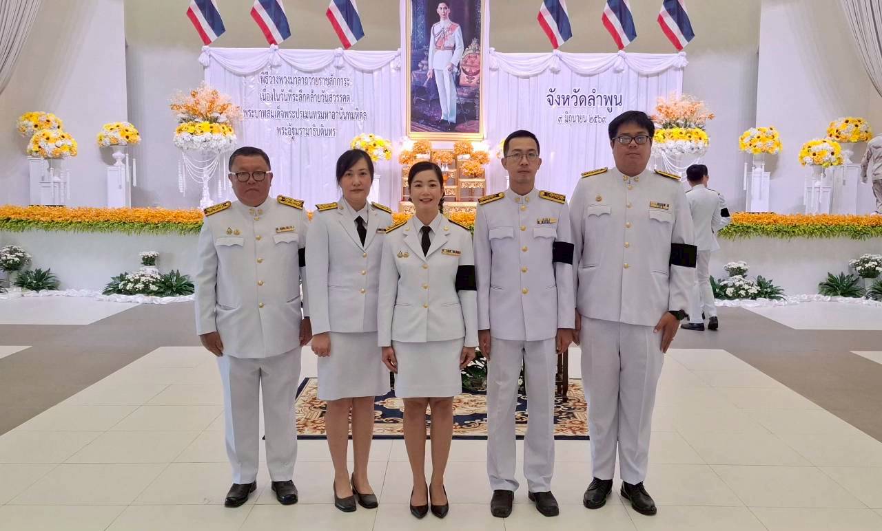 LINE_ALBUM_พิธีวางพวงมาลาวันคล้ายวันสวรรคต ร.8_260609_6.jpg