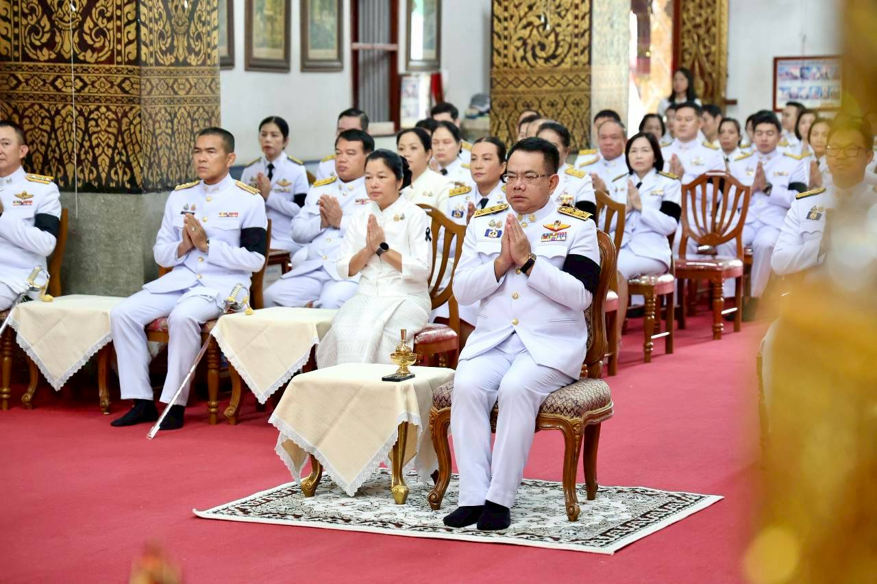LINE_ALBUM_ทำบุญตักบาตรวันคล้ายวันประสูติพระองค_260713_3.jpg