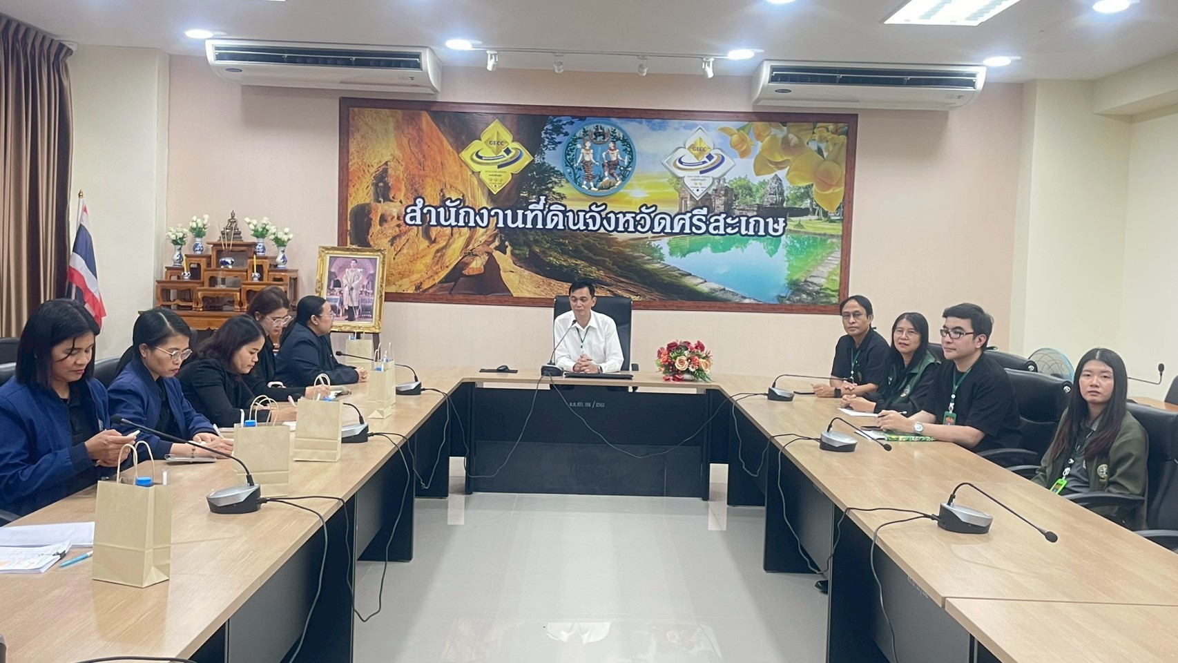 LINE_ALBUM_เยี่ยมชมสำนักงาน_260323_21.jpg