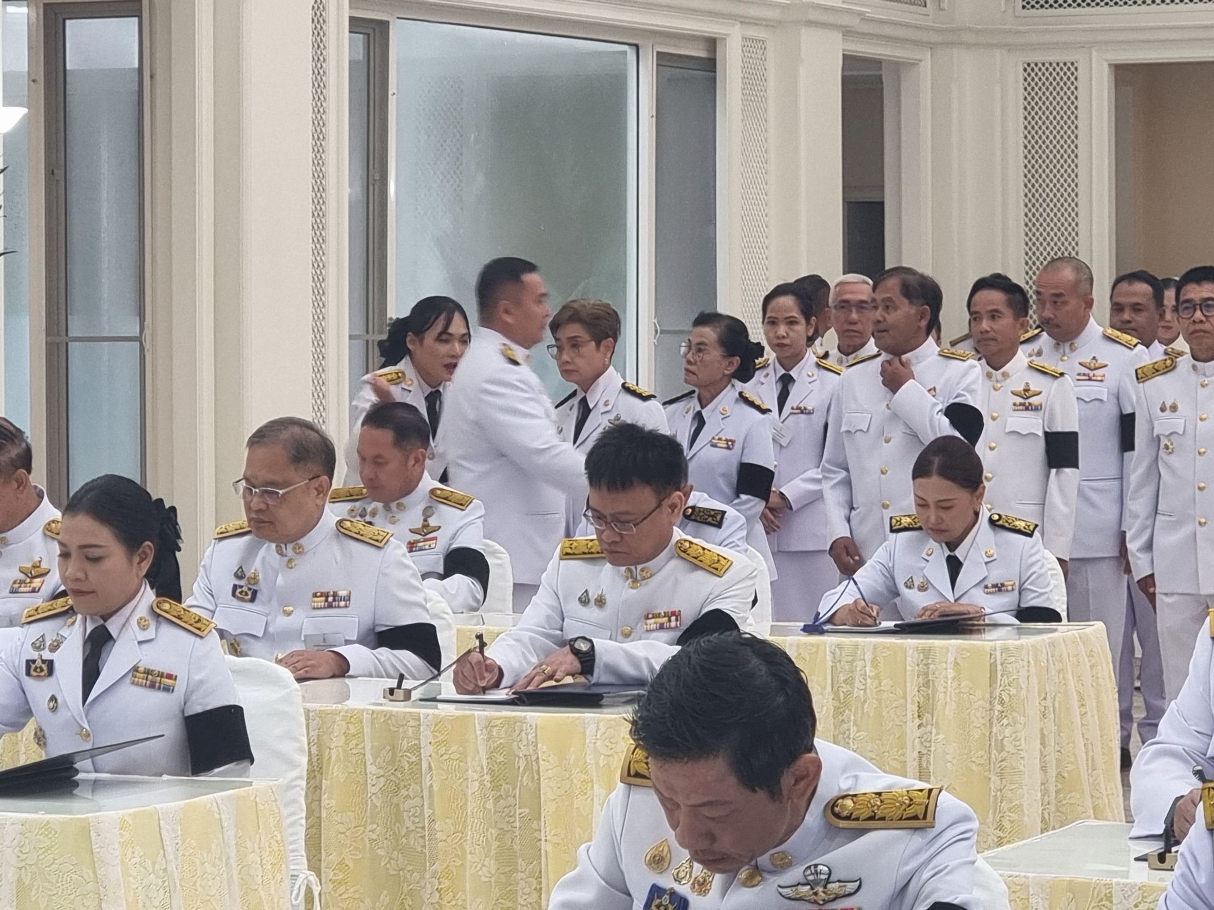 LINE_ALBUM_ร่วมพิธีลงนามถวายพระพร พระตำหนักภูพา_260728_17.jpg