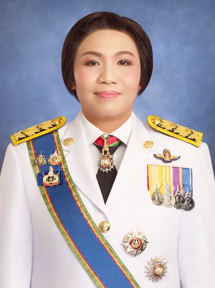 รูปชุดขาว ผอ.jpg